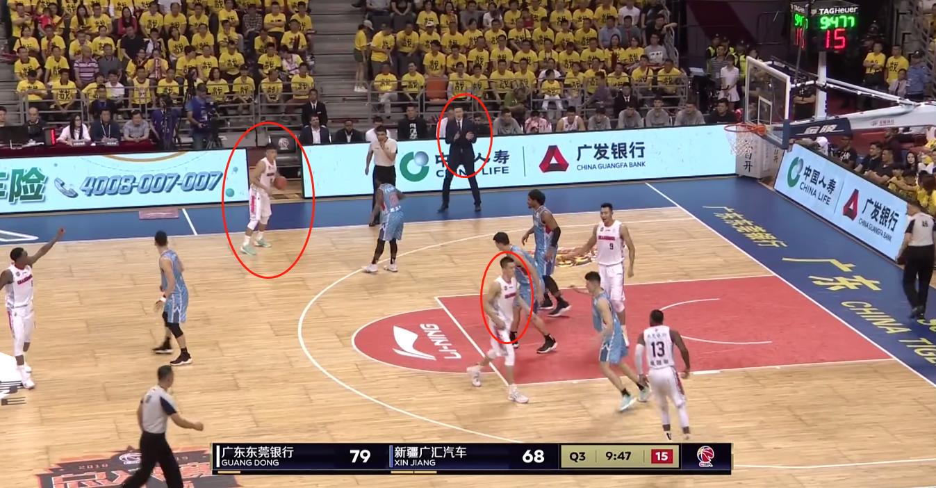 主教练在场边喊什么,主教练在场边作用大吗