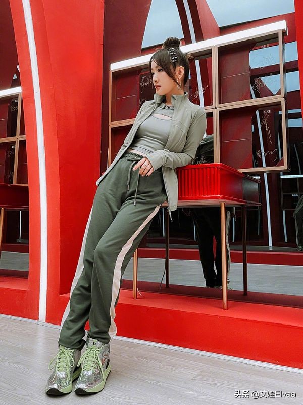 47岁杨钰莹一字肩,杨钰莹露脐装图文