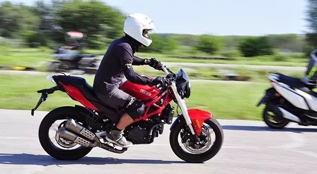 骑摩托去参加摩博会,赛科龙摩博会试驾视频