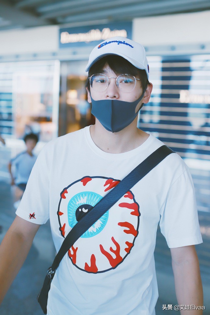 彭昱畅穿着灰色卫衣黑裤子,彭昱畅直播穿的衣服