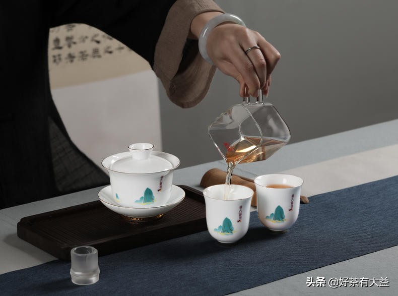 远山含黛探洞天财鼠撷宝得福地