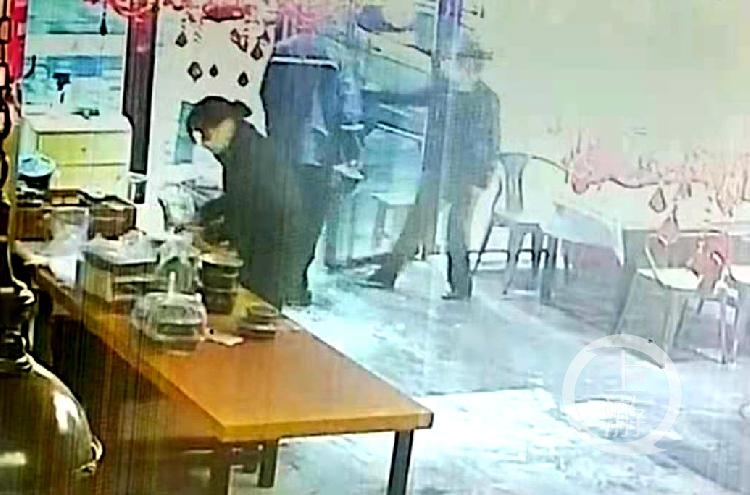 骑手送“7道菜仅1道正品”事发后失联，警方介入调查