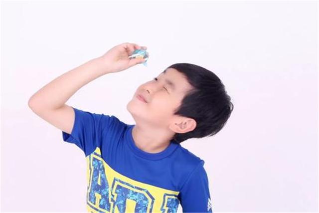 误将502胶滴眼睛,三岁儿子误把502胶滴进眼里