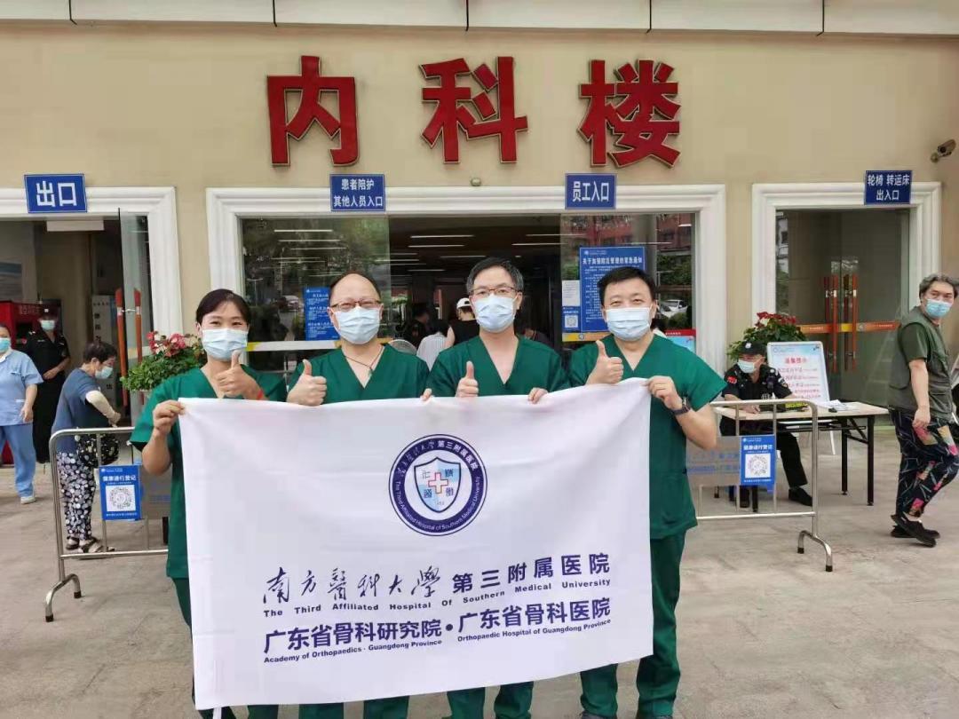 抗疫战场党旗飘扬,抗疫党旗在风雪中飘扬