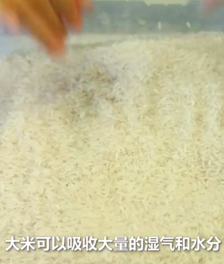 生活小妙招：手机掉进水里，这样做迅速除湿，保证手机完好无损！