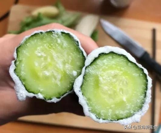 你会给黄瓜挤奶吗？这个英国小姐姐火了，网友尝试：还真别说，甜