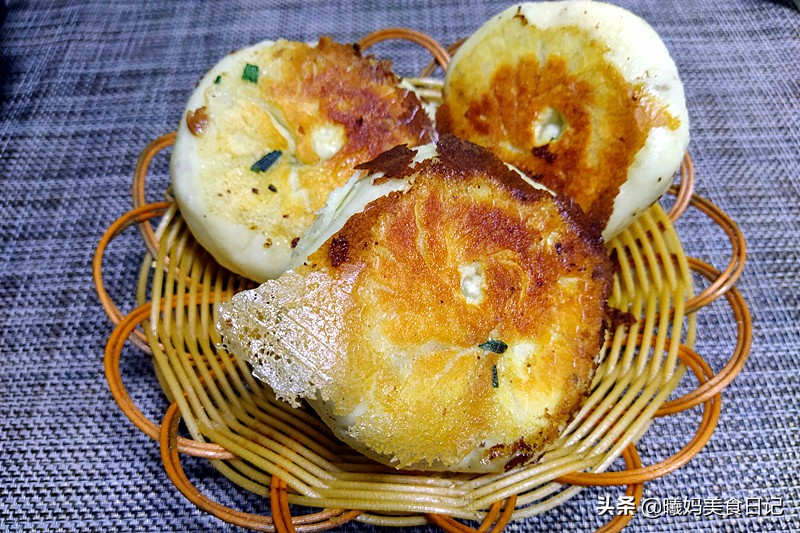 水煎包暄软不塌陷有诀窍,学会这几步,金黄有冰花,比卖的还好吃