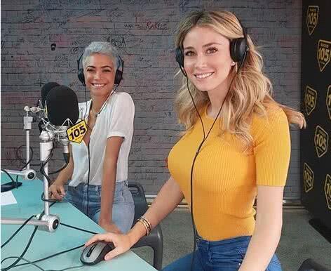 意甲女主持直播室秀身材,意甲美女主播