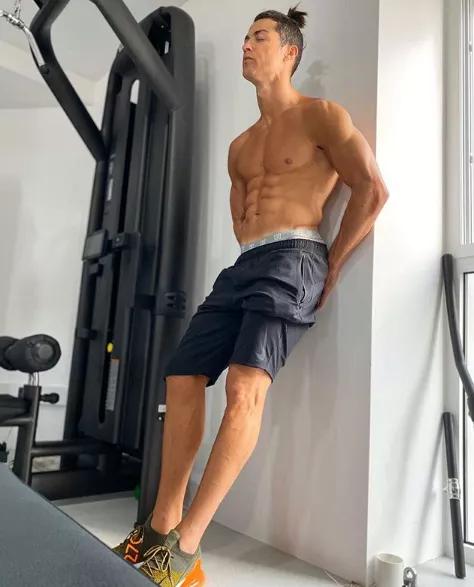 31岁的c罗和女友,c罗39岁身材