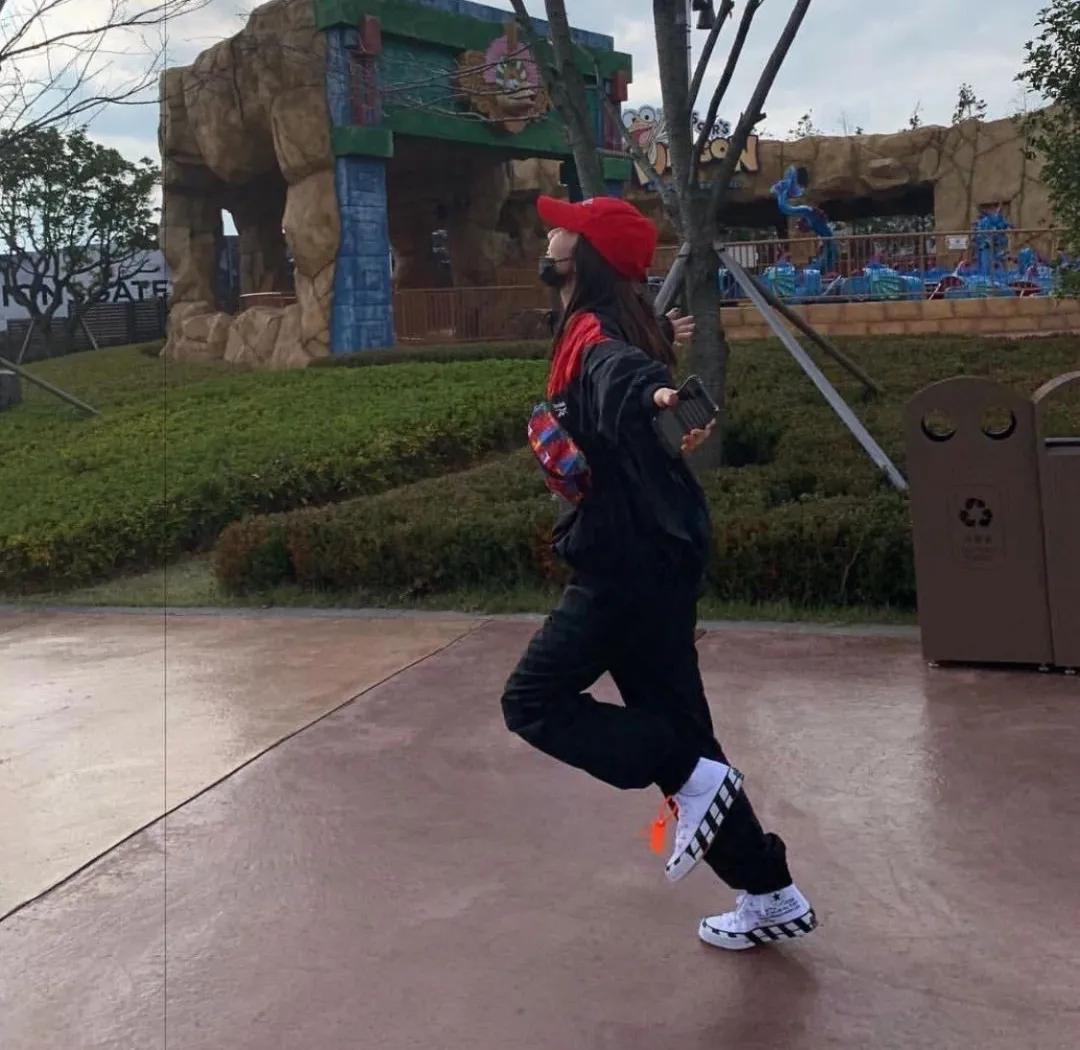 易烊千玺买权志龙同款鞋,易烊千玺助理权志龙鞋