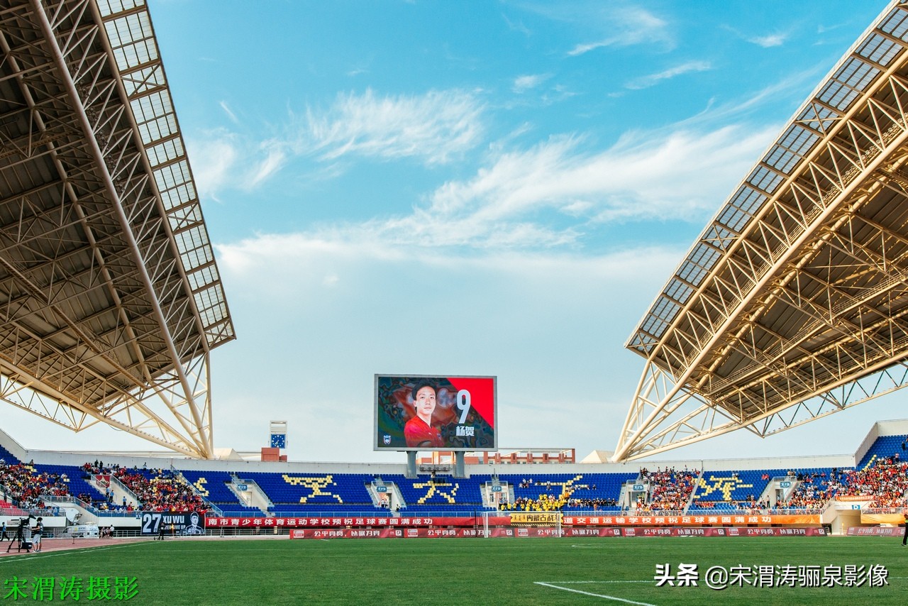 他有意识，脚下的控球和突破技术，任意球出色，左脚打门力量奇大