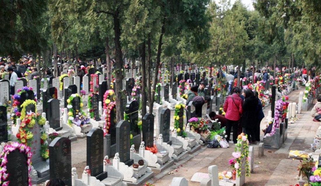 清明上坟磕头不要磕错,古人讲究“神三鬼四”,磕多磕少都不行