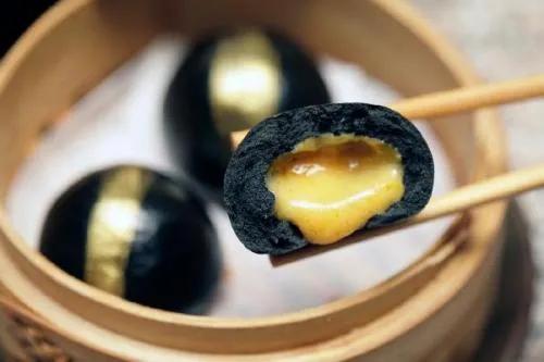 你相信吗？一个30平的面点间，所需要的设备和调料高达上百种！