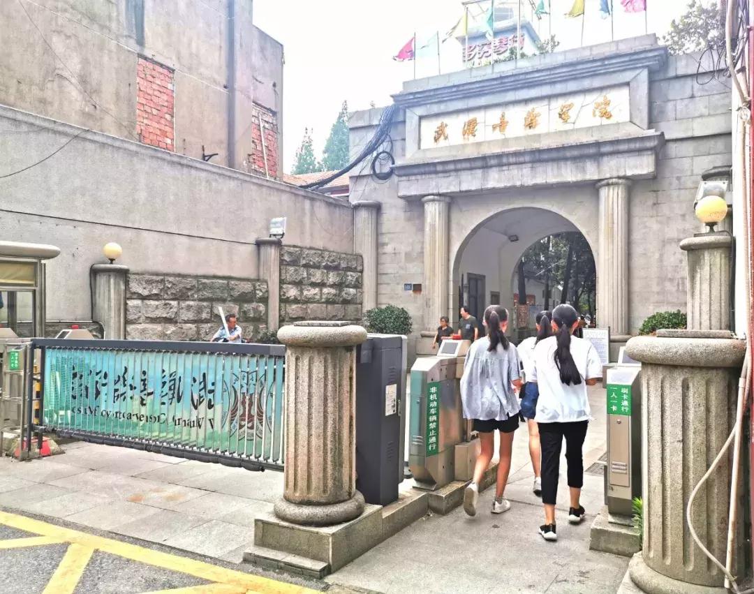 武昌这所低调的大学坐拥一线江景，教学楼窗外就是黄鹤楼