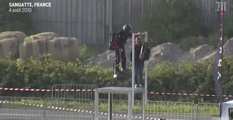 让小李子、迪拜土豪疯狂迷恋的法国钢铁侠，踩滑板飞越英吉利海峡