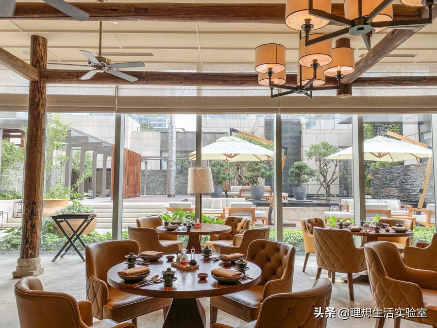 住在广州瑰丽酒店看外面风景,广州瑰丽酒店看到整个广州夜景