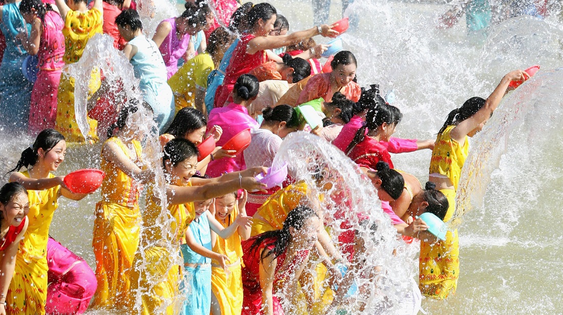 傣族人民的泼水节生活习俗,傣族人过泼水节的习俗