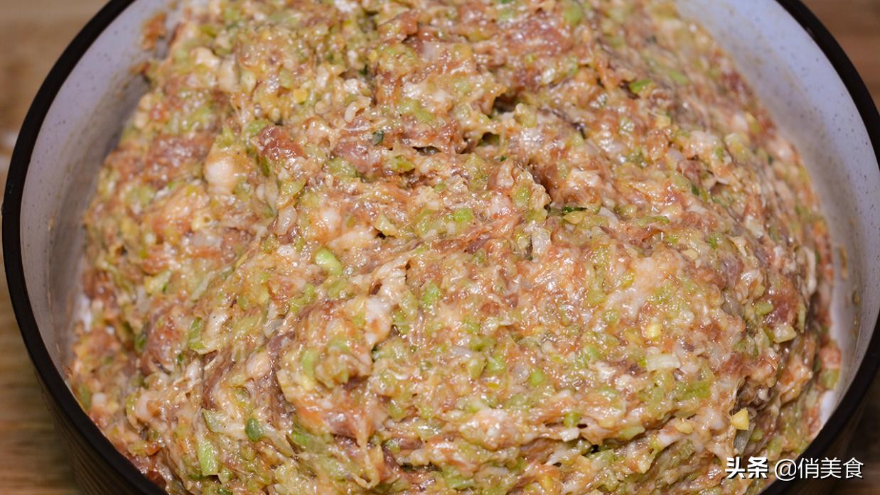 饭店不外传的不加水的饺子馅秘诀,调饺子馅时切记不要直接用盐