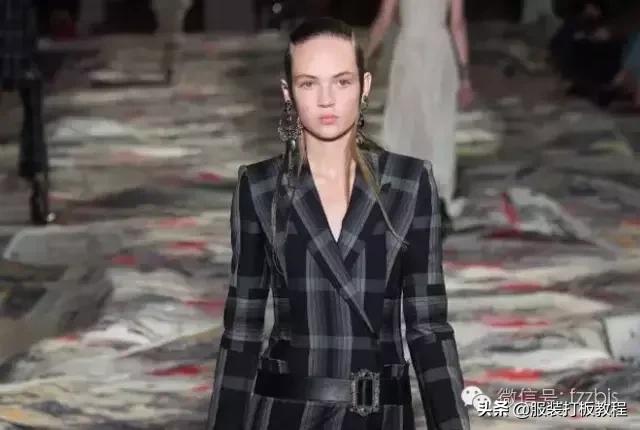 平胸宽肩腰粗腿短矮个子怎么穿搭,窄肩胯宽扁臀小短腿怎么穿衣搭配