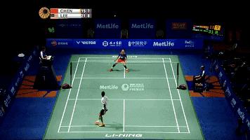 羽毛球反手高远球怎么找球,羽毛球反手高远球怎么抬肘