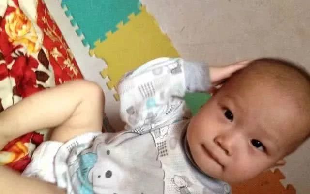 小孩经常有小动作挠脸挠头揉眼睛,宝宝总是挠头什么意思