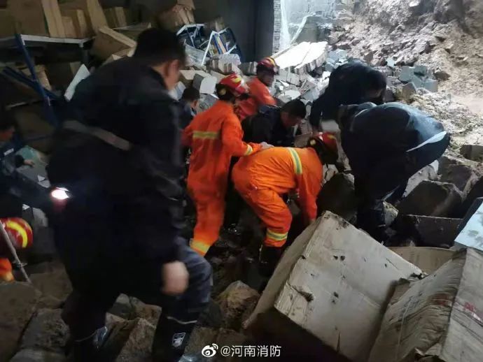 这一夜，他们无眠！我们风雨同舟！