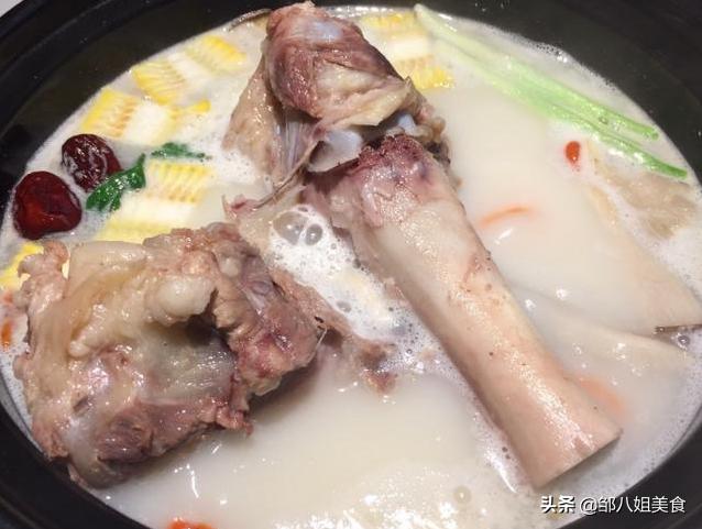 炖骨头汤牢记两不放,猪骨汤怎么炖不腥好吃