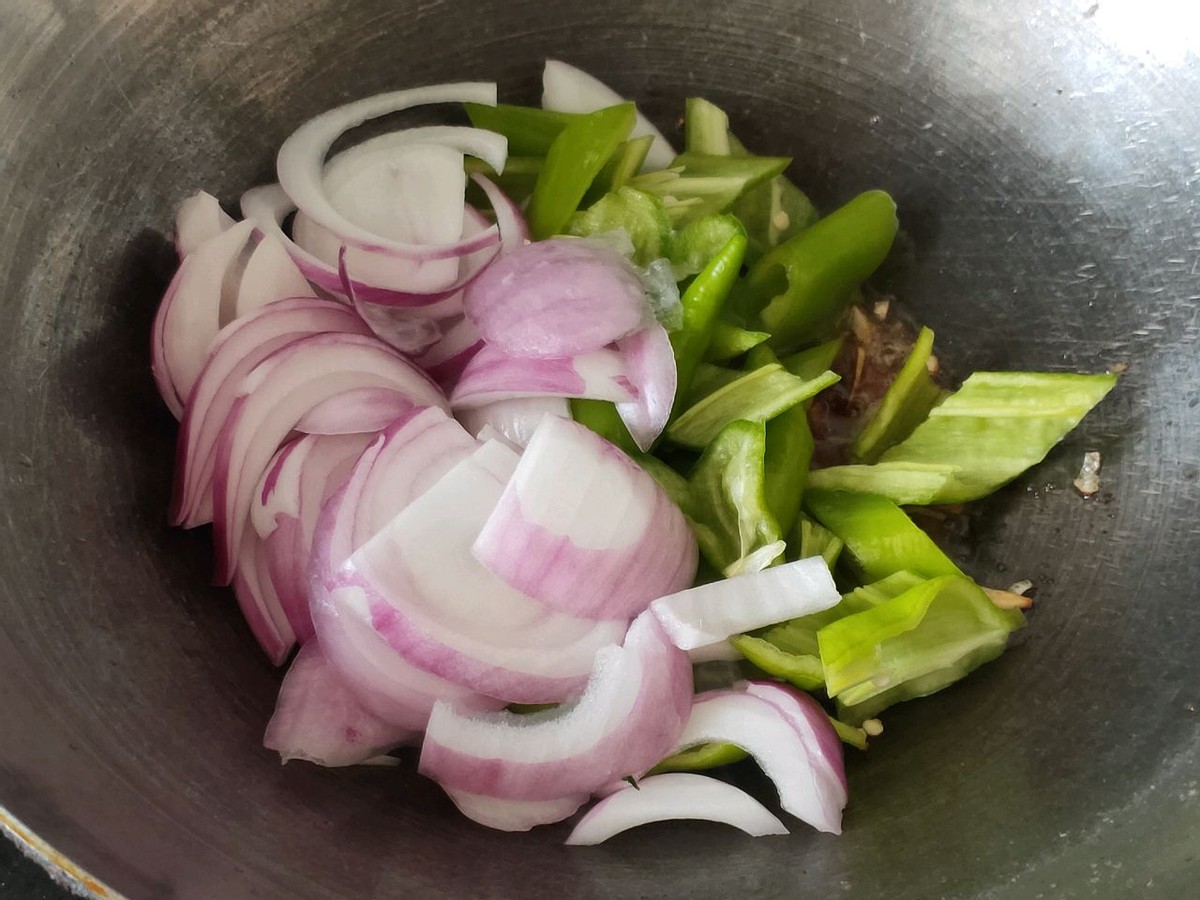 怎么做鱿鱼才好吃铁板鱿鱼,铁板鱿鱼简单实惠做法