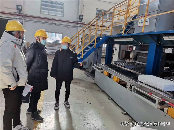 新春走基层坚守岗位民警的除夕夜,新春走基层深夜巡检守护回家路