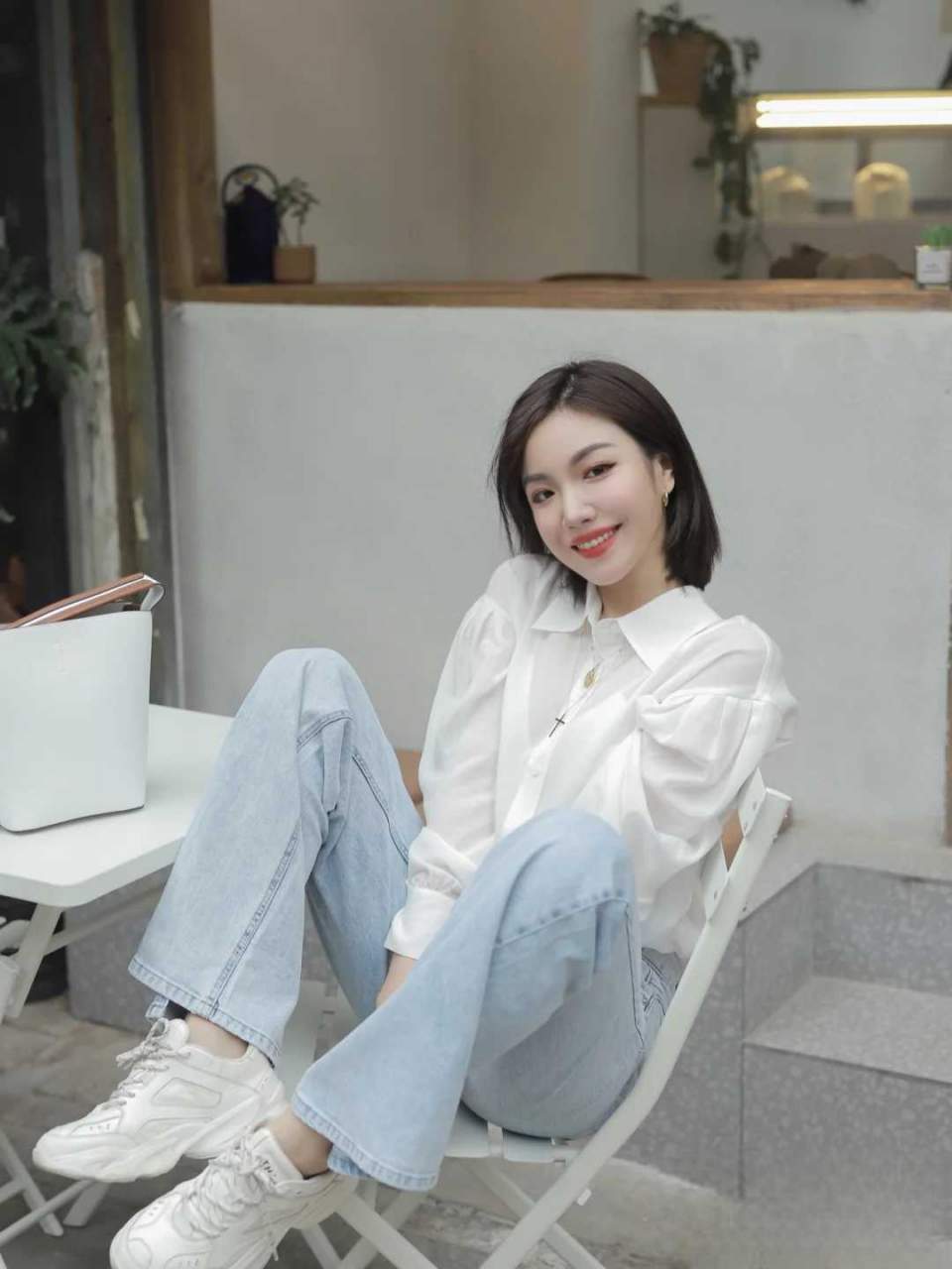 牛仔裤搭配冰丝短袖t恤,普通t恤搭配牛仔裤怎么穿好看