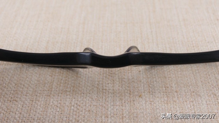 眼镜坏了没有胶带和胶水怎么补救,眼镜坏了去维修要钱吗