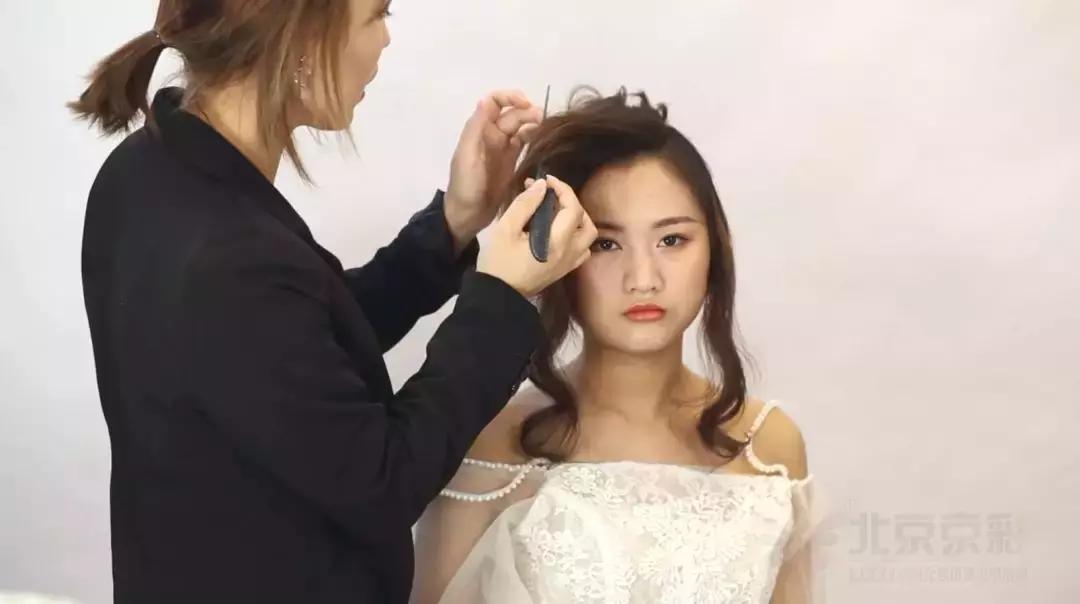 新娘盘发教程简单又好看,教你一款简单易学新娘造型盘发