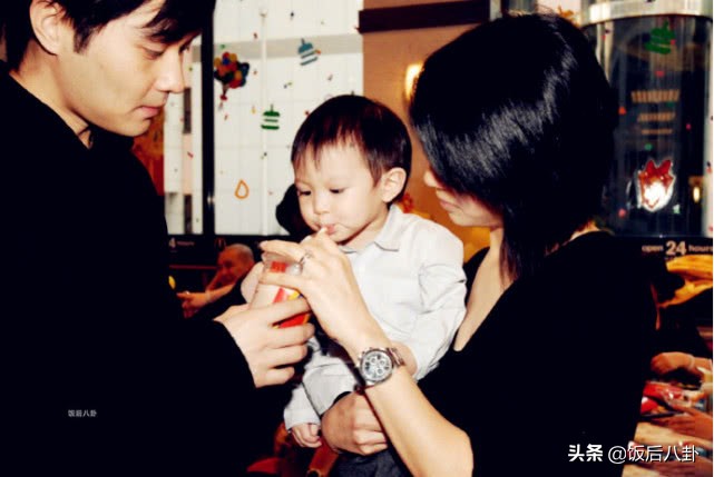 张智霖一家散步,张智霖举家北上