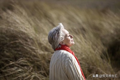 人老了身高萎缩厉害怎么办？提醒：若能坚持3个习惯，或能帮你忙