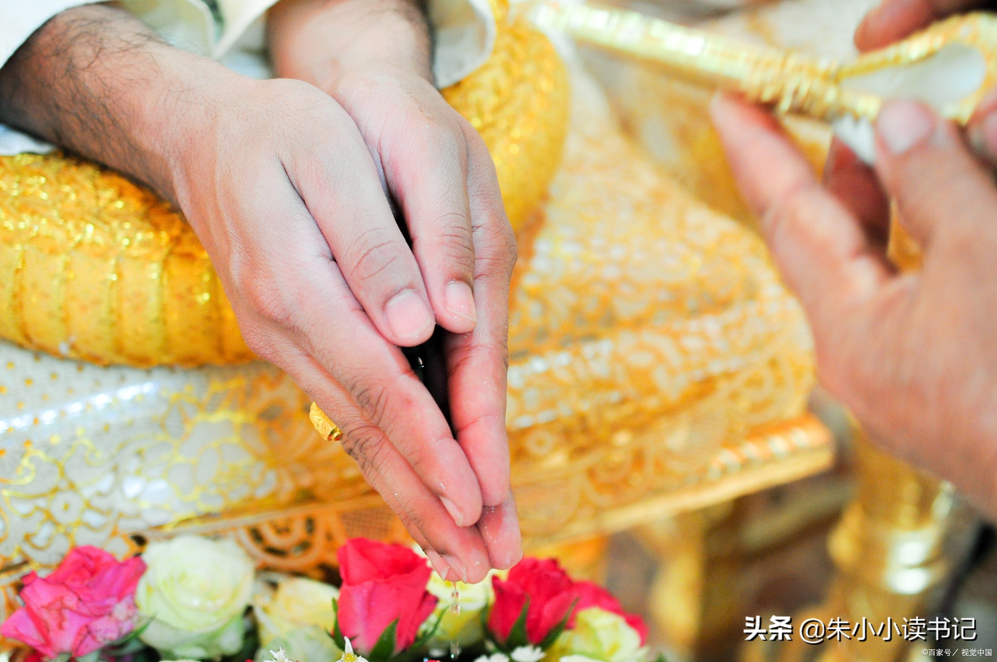 刚办完订婚宴，男方妈妈哭着劝儿子退婚