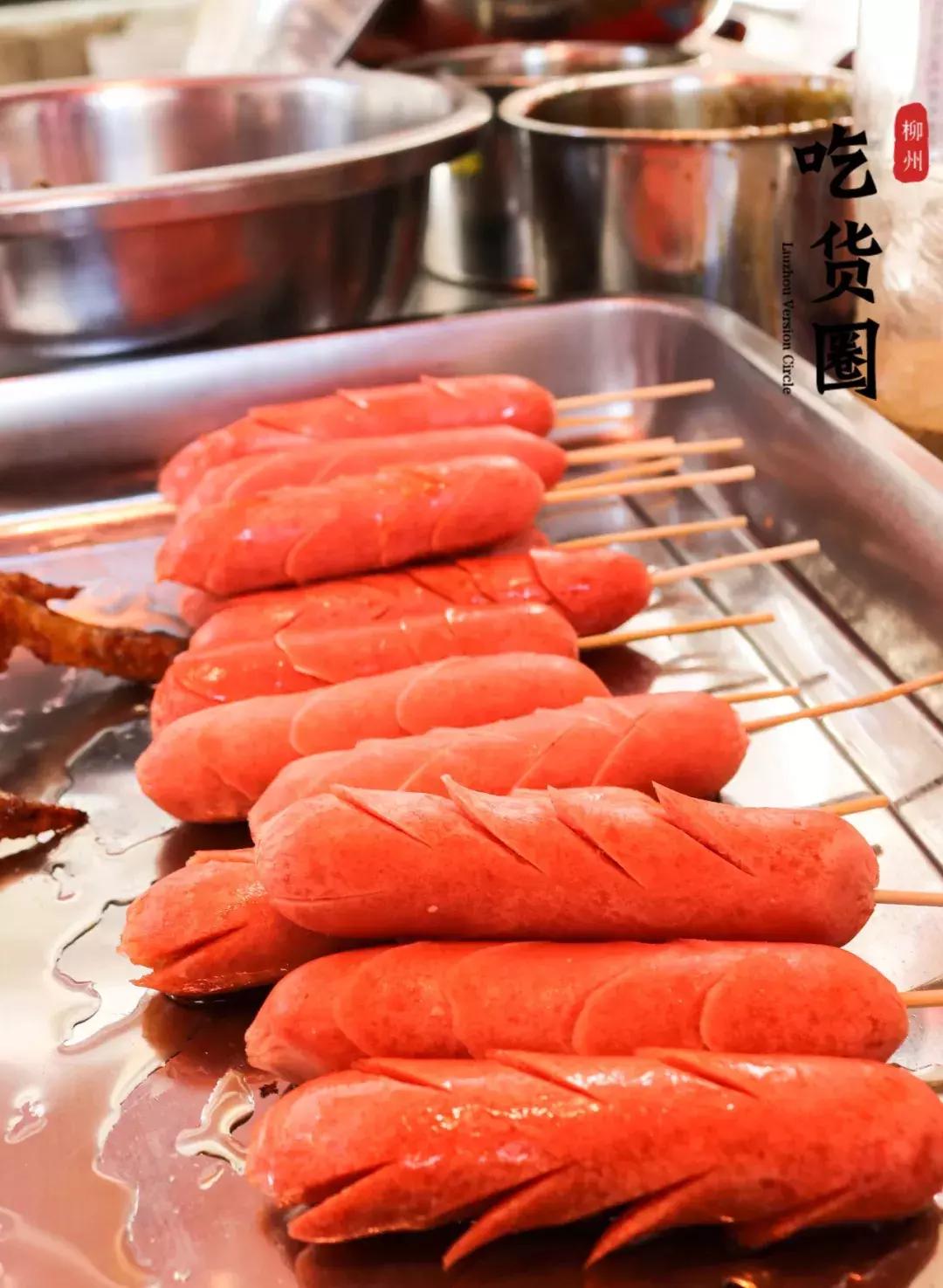 这家五星街不起眼的小吃站,34°高温没空调没座位,每天都排满人