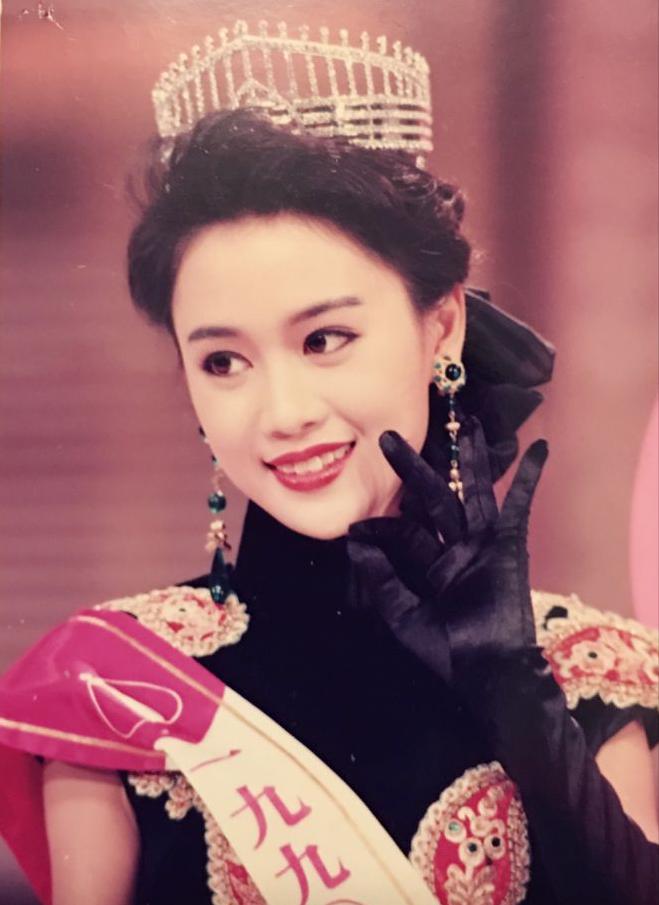 50岁梁小冰小腹凸显,被网友怀疑怀孕,6字回应尽显情商