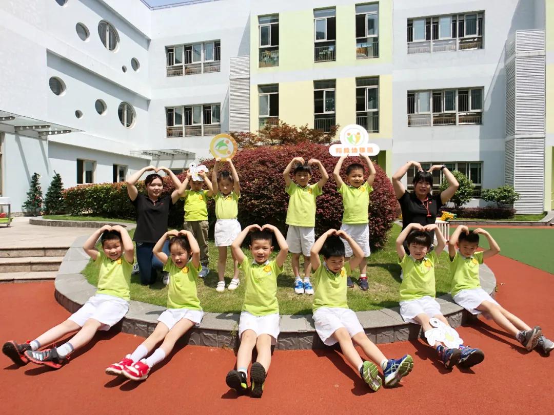 萌娃们终于复学啦!来看今天小学、幼儿园的现场图→