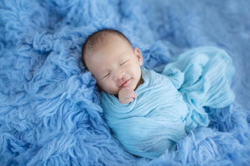 满月宝宝睡觉哼唧哼唧的怎么回事,新生儿哼唧哼唧的不睡觉什么原因