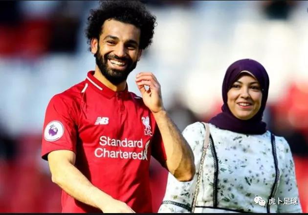 足球最深情的球员女友,足球运动员与球迷的暖心时刻