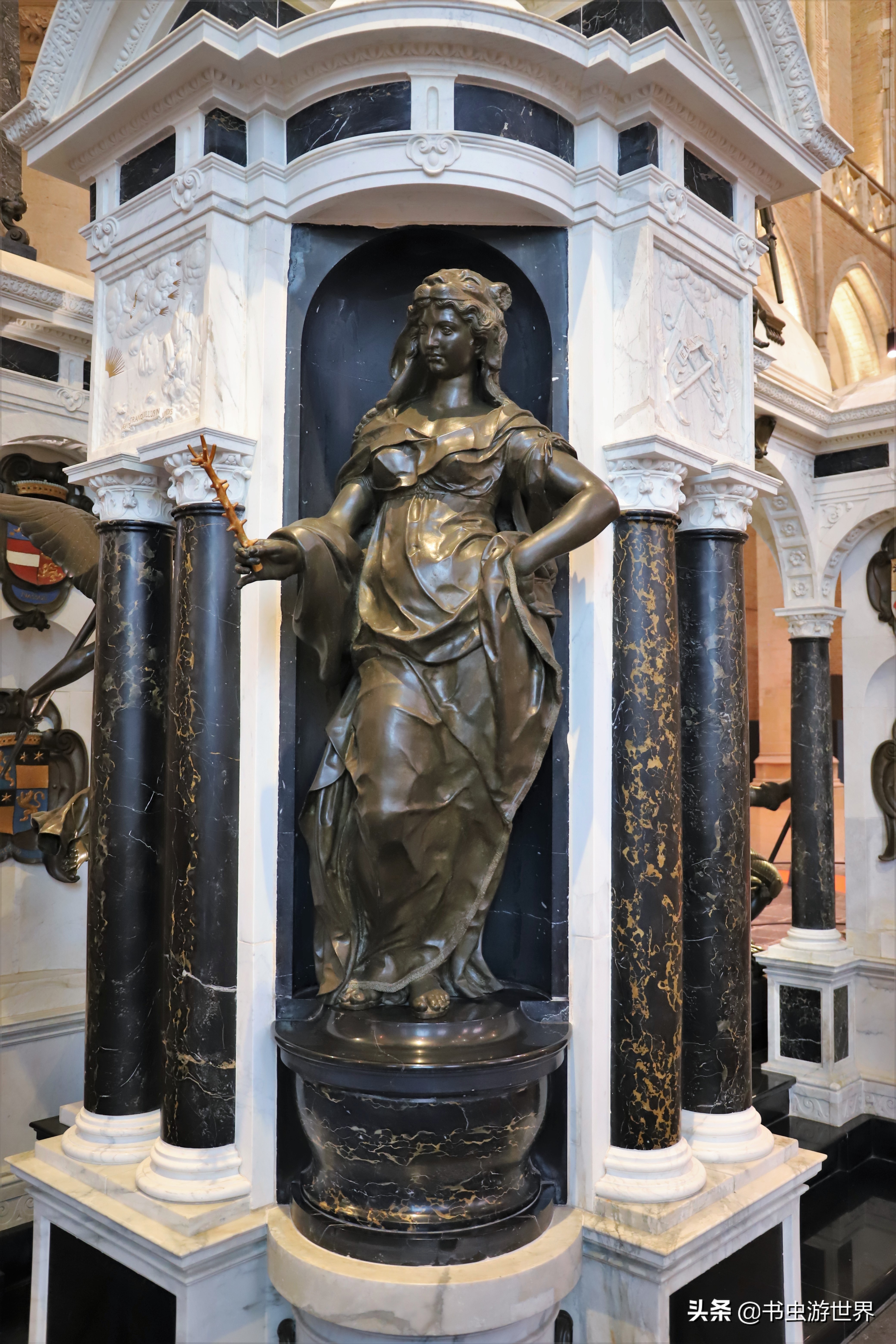 登上108米钟楼俯瞰13世纪古城，荷兰国父为何选择在这里安葬