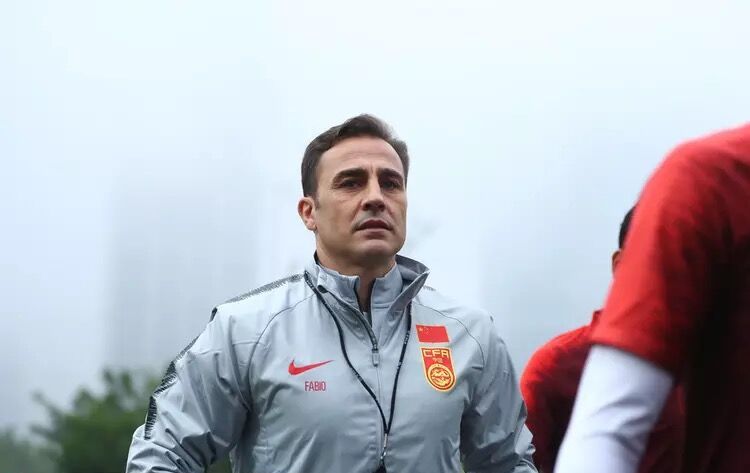 输球不输形象！卡帅“口哨”式指挥很有范，迷之微笑意味深长