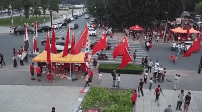 中乙联赛热血沸腾的一幕：万人献合唱，足球力量彰显爱国热情