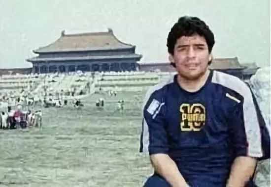 马拉多纳六十岁：一个超脱体育的左派政治领袖