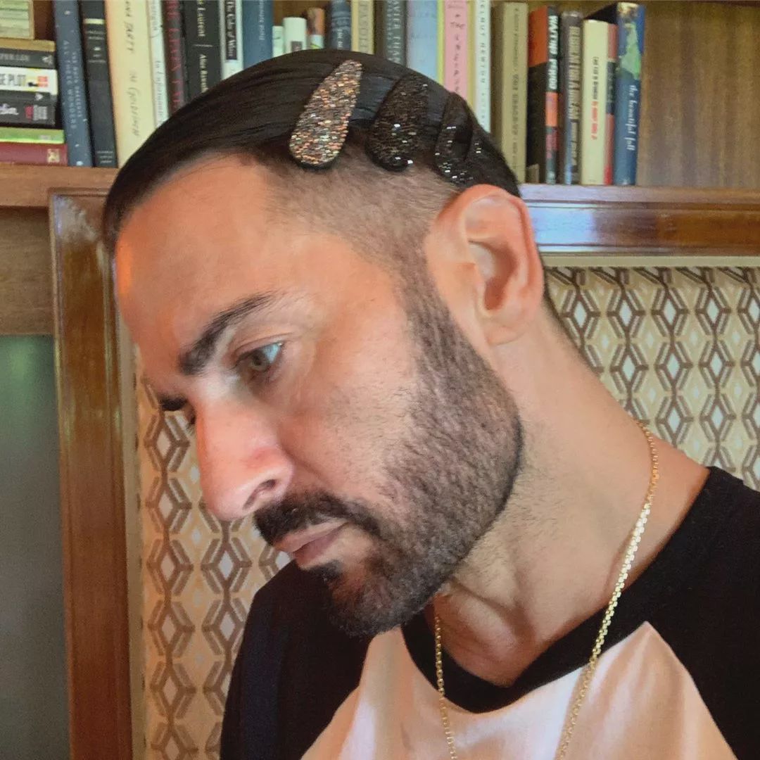 marcjacobs是哪个品牌设计师,marcjacobs设计师蓝色脖饰