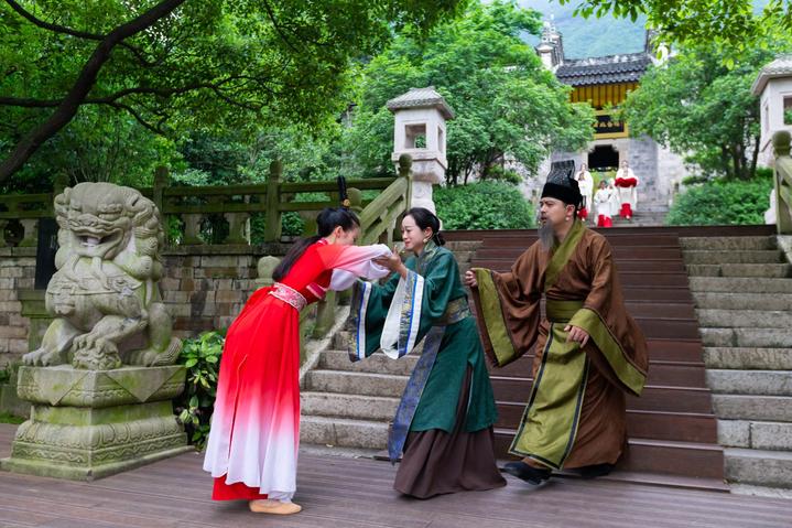 宜昌这个地方产美女，有一个大家都认识，现在还能让熊孩子涨知识