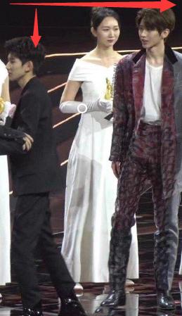 踩沙袋拍戏、穿高跟走红毯，男星个头成谜？同台现原形谁假谁尴尬