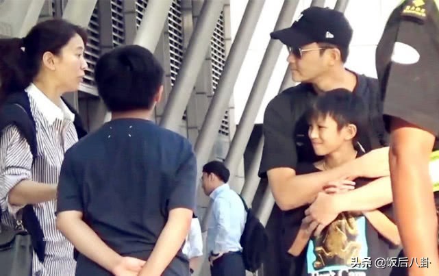 张智霖一家散步,张智霖举家北上