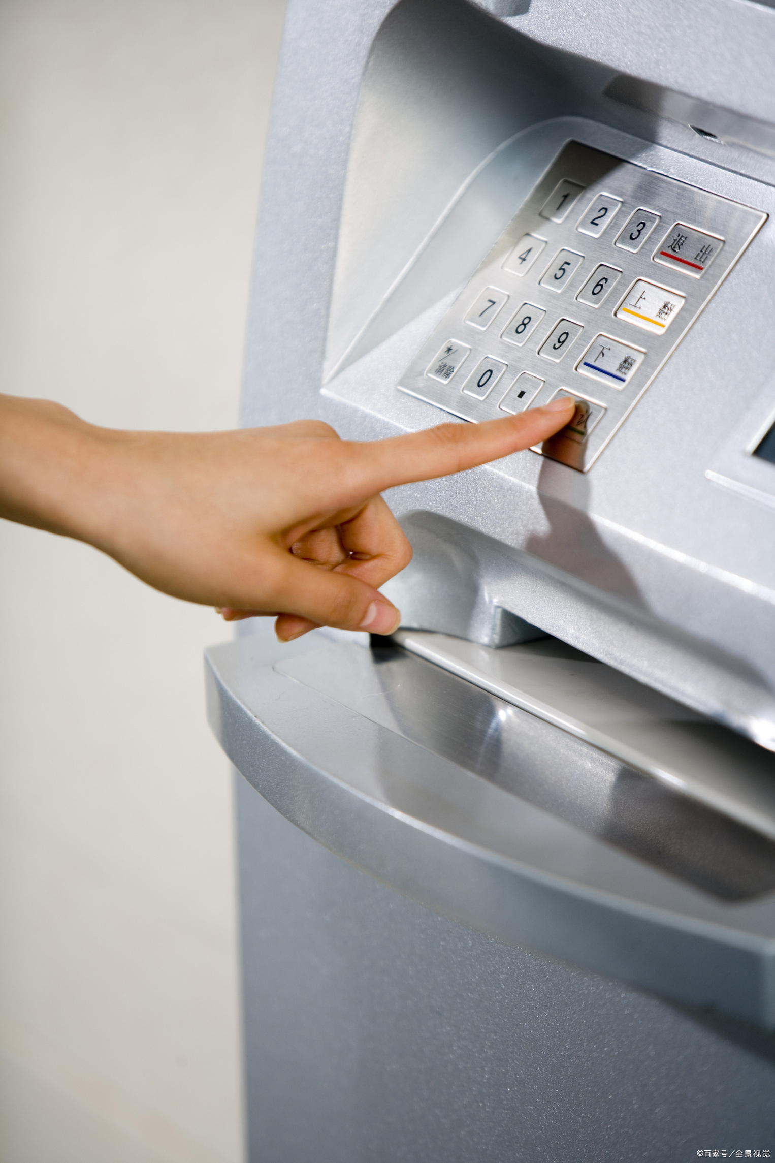 大学四年被当提款机,毕业后男神主动追我,背地里却说我恶心