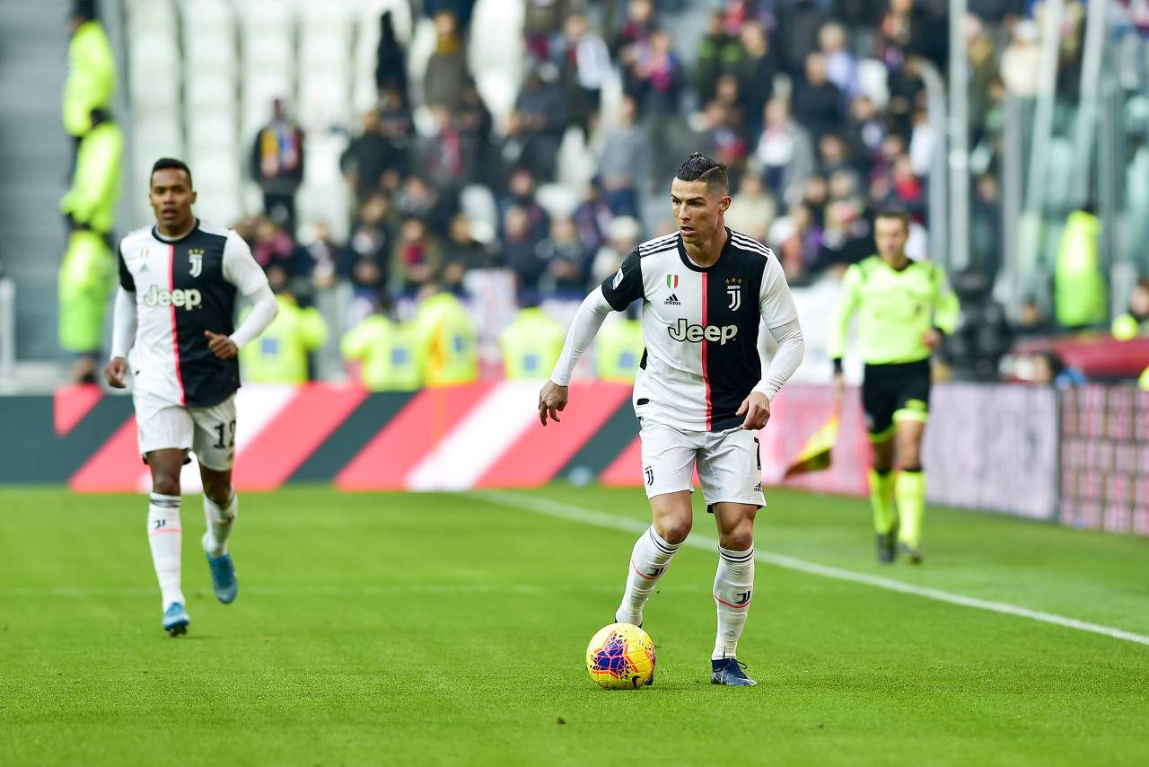 甜蜜不已！C罗深夜与女友街上拥吻庆祝，上一次也是街上拥吻